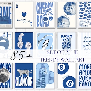 Op de afbeelding: Een verzameling ingelijste wandkunstprints in blauwtinten. De prints tonen verschillende ontwerpen, waaronder tekst, illustraties en abstracte patronen. De woorden "Set of Blue" en "Trendy Wall Art" zijn ook zichtbaar.
