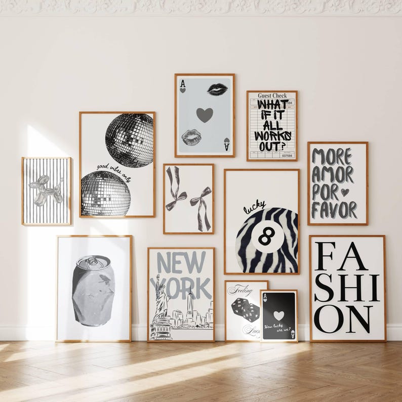 Pu&ograve; includere: Un set da parete con undici stampe artistiche incorniciate in bianco e nero, tra cui illustrazioni di palle da discoteca, un cane a palloncino, carte da gioco, un conto, una palla otto zebrata, New York, dadi e tipografia.