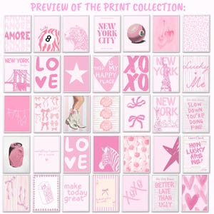 Puede incluir: Una colecci&oacute;n de treinta y cinco impresiones de arte mural rectangulares con una paleta de colores rosa. Los dise&ntilde;os incluyen textos como AMORE, NEW YORK CITY y SLOW DOWN YOU'RE DOING FINE, junto con ilustraciones de cerezas, lazos, estrellas, corazones y una cebra.