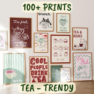 Puede incluir: Colección de láminas enmarcadas con temática de té, con diversos diseños y citas. Las láminas presentan tazas de té, teteras y frases como "Tea first, everything else later" y "Cool people drink tea." También son visibles las palabras "100+ PRINTS" y "TEA - TRENDY".