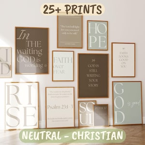 Könnte beinhalten: Eine Sammlung gerahmter Kunstdrucke mit inspirierenden Zitaten und religiösen Themen. Die Drucke zeigen neutrale Farben und verschiedene Schriftarten, mit Sätzen wie "Faith Over Fear" und "God is Still Writing Your Story". Der Text "25+ PRINTS" und "NEUTRAL - CHRISTIAN" sind ebenfalls sichtbar.