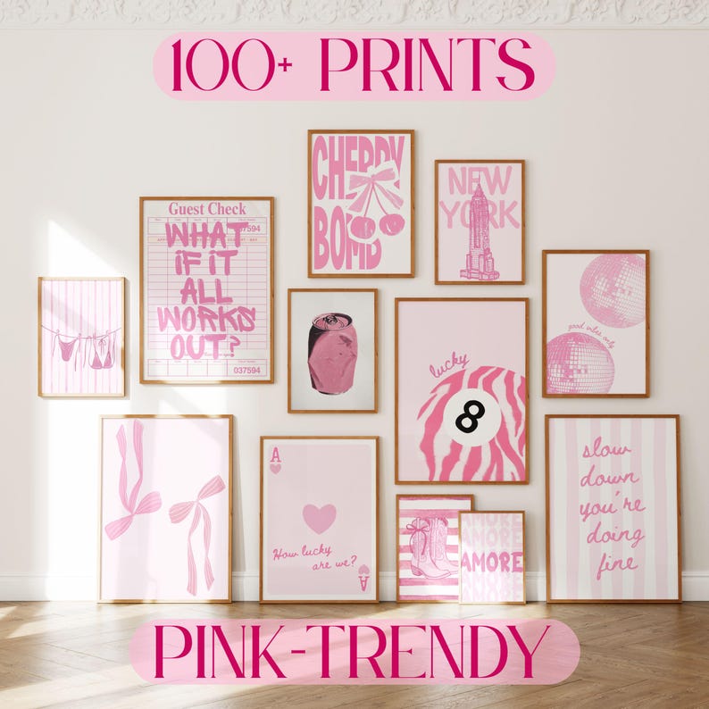 Puede incluir: Una colecci&oacute;n de doce l&aacute;minas de arte mural enmarcadas con diversos dise&ntilde;os en tonos rosa, que incluyen textos como "What if it all works out?", "Cherry Bomb", "New York", "Lucky" y "Slow down you're doing fine", junto a ilustraciones de lazos, una lata de refresco, una bola ocho y bolas de discoteca.