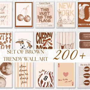 Peut inclure: Un ensemble de plus de 200 impressions d'art mural numériques aux palettes de couleurs marron et beige. Les motifs incluent des boules à facettes, des bottes de cow-boy, des monuments de New York, des cartes à jouer et des citations.
