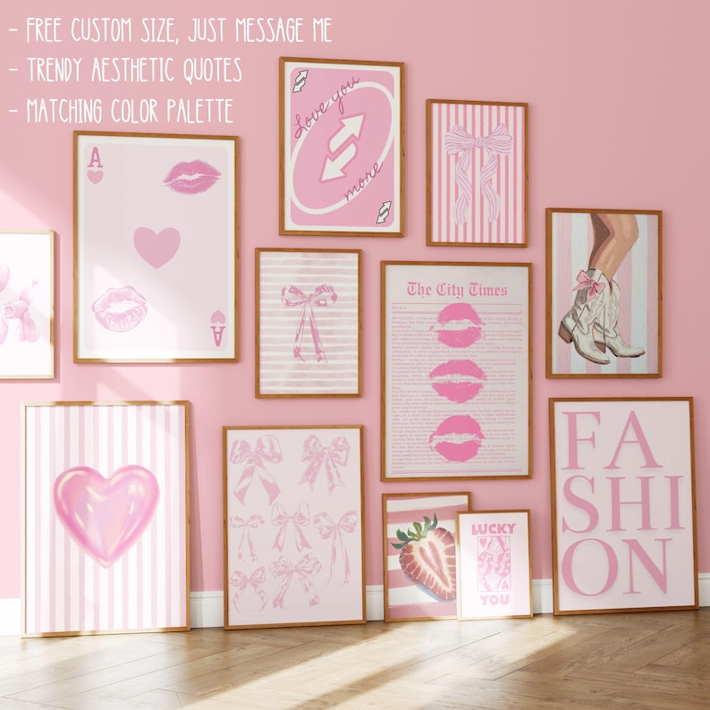 Puede incluir: Una pared de galer&iacute;a con once l&aacute;minas enmarcadas en tonos rosa y blanco. Los dise&ntilde;os incluyen naipes, lazos, labios, una fresa, botas vaqueras y el texto "The City Times", "Love you more", "Lucky you" y "FASHION".