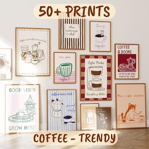 Puede incluir: Una colección de láminas artísticas enmarcadas con ilustraciones y textos sobre el café. Las láminas presentan varios diseños, incluyendo cafeteras, tazas y frases como "Coffee & Books" y "Good Vibes". Se muestran las palabras "50+ PRINTS" y "COFFEE - TRENDY".