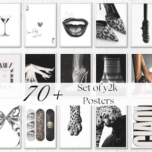 Può includere: Una collezione di poster incorniciati con immagini in bianco e nero. I poster presentano vari disegni, tra cui un bicchiere da martini, carte da gioco, labbra, tacchi alti e skateboard. È visibile anche il testo "70+ Set of y2k Posters".
