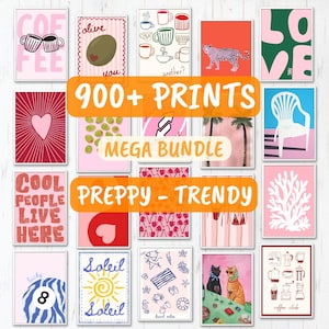 Op de afbeelding: Een verzameling ingelijste kunstafdrukken met diverse ontwerpen, waaronder koffiekopjes, een olijf, een luipaard en het woord "LOVE". De prints zijn gelabeld met "900+ PRINTS MEGA BUNDLE" en "PREPPY - TRENDY".