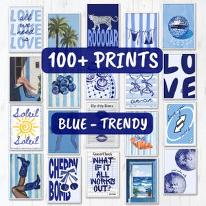 Può includere: Una collezione di stampe artistiche incorniciate in varie tonalità di blu. Le stampe presentano diverse immagini, tra cui testo, illustrazioni e fotografie. Il testo sulle stampe include frasi come "Love", "Soleil" e "What if it all works out?". La collezione è etichettata come "100+ Prints" e "Blue - Trendy".