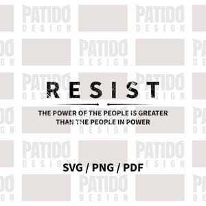 Può includere: Un design digitale con la parola "RESIST" in grassetto nero. Sotto, il testo recita: "IL POTERE DEL POPOLO È MAGGIORE DEL POTERE AL POTERE." Il design include anche "SVG / PNG / PDF."