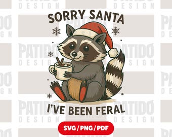 Może przedstawiać: Kreskówkowy szop pracz w czapce Świętego Mikołaja, trzymający kubek gorącej czekolady, z napisem "Sorry Santa I've Been Feral". Projekt zawiera płatki śniegu i czerwono-biały przycisk SVG/PNG/PDF.
