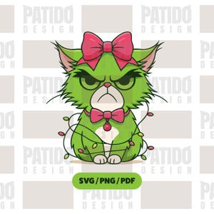 Op de afbeelding: Een cartoon illustratie van een groene kat met een boze uitdrukking, met een roze strik en een roze vlinderdas met een rode versiering. De kat is gewikkeld in kerstverlichting. De afbeelding bevat de tekst "SVG/PNG/PDF".