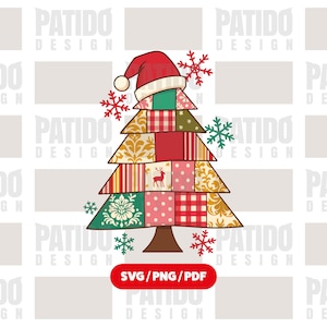 Puede incluir: Un diseño de árbol de Navidad colorido con un gorro de Papá Noel y copos de nieve. El árbol está compuesto por parches estampados en rojo, verde y dorado. Incluye el texto "SVG/PNG/PDF" en una pancarta roja.