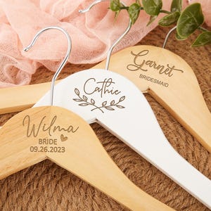 Grucce personalizzate per abiti da sposa, grucce in legno per abiti da sposa, grucce per damigelle d'onore, grucce per feste nuziali, regalo per damigelle d'onore