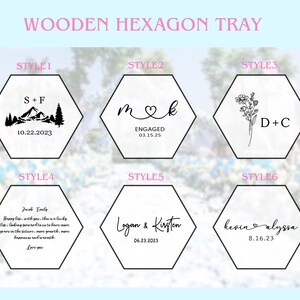 Op de afbeelding: Houten zeshoekig dienblad met zes ontwerpopties. De ontwerpen omvatten initialen, data en namen. De tekst "WOODEN HEXAGON TRAY" staat bovenaan. Het dienblad is een decoratief item, geschikt voor gepersonaliseerde cadeaus.