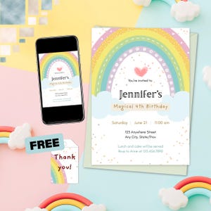 Könnte beinhalten: Eine Geburtstagseinladung und eine passende Dankeskarte mit Regenbogen-Design. Die Einladung auf der rechten Seite lautet "Jennifer's Magical 4th Birthday" mit Veranstaltungsdetails. Ein Smartphone zeigt die Einladung. Ein "KOSTENLOS"-Aufkleber und eine Dankeskarte sind ebenfalls enthalten.