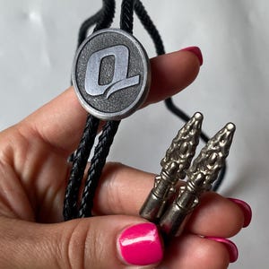 Vintage Zinn Bolo Krawatte: Seltenes &quot;Q&quot; Monogramm, Sammler Accessoire