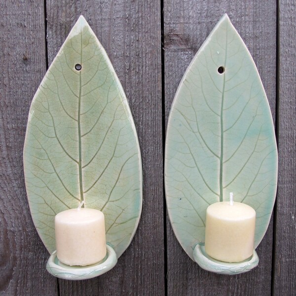 Frottée Hosta feuille d’argile/poterie murale candélabres en lumière vert céladon, lot de 2
