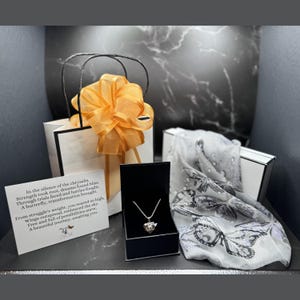 Edelstahl Anhänger Halskette mit Monarchfalter Print Kopftuch - Schmetterling Anhänger mit Gedicht Geschenkkarte - Schmetterling Schmuck
