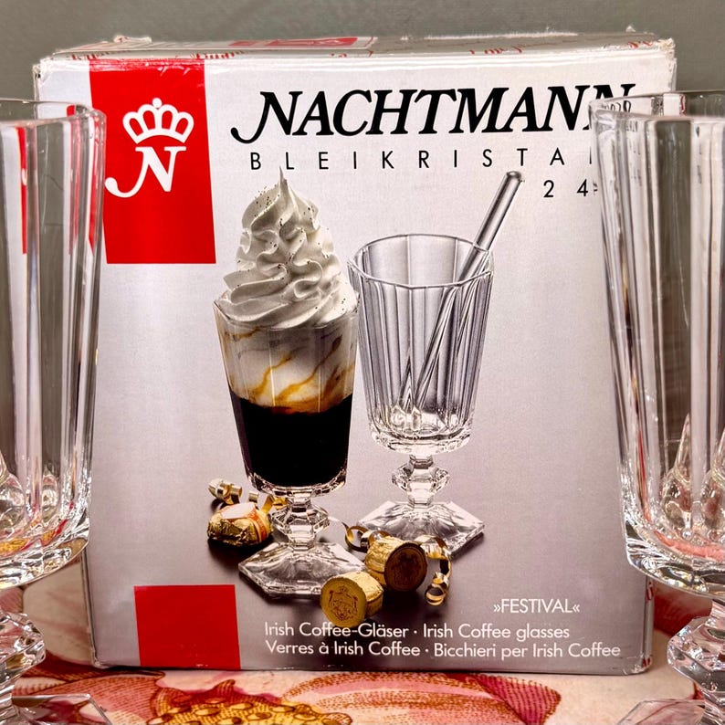 K&ouml;nnte beinhalten: Ein Set aus klaren Kristall-Irish-Coffee-Gl&auml;sern mit einer Schachtel mit dem Markennamen "NACHTMANN". Ein Glas ist mit Kaffee, Sahne und Sirup gef&uuml;llt. Die Schachtel enth&auml;lt Text in mehreren Sprachen, darunter "Irish Coffee-Gl&auml;ser".