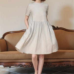 Short linen dress with gathered waist, vintage-inspired, short sleeves, minimalist casual outfit, chic and breathable