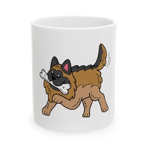 Taza de cerámica blanca para amantes de los perros con una caricatura de un pastor alemán sosteniendo un hueso blanco en la boca
