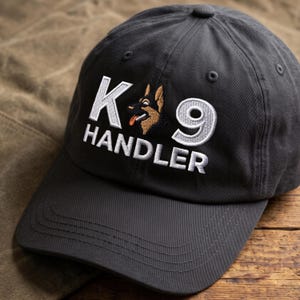 Gorra de béisbol bordada con el logo del pastor alemán y el adiestrador de perros policía.