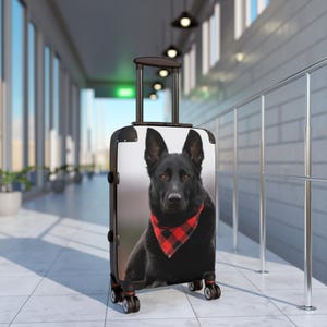 Maleta para mascotas con un pastor alemán de líneas negras con pañuelo / Equipaje para amantes de los perros