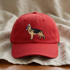 Gorra de pastor alemán bordada: postura de exhibición canina, regalo para amantes, dueños, entrenadores y cuidadores de pastores alemanes. Cranberry