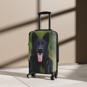 Maleta personalizada con temática de perro que presenta a un pastor alemán negro descansando en el césped con la lengua fuera