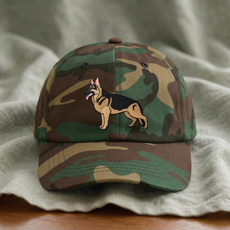 Gorra de pastor alemán bordada: postura de exhibición canina, regalo para amantes, dueños, entrenadores y cuidadores de pastores alemanes. Green Camo