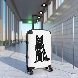 Maleta con diseño de perro personalizado que presenta un gráfico de un pastor alemán negro sentado descuidadamente
