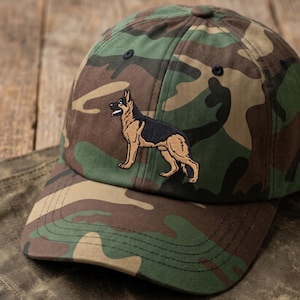 Gorro bordado de pastor alemán con estampado de camuflaje verde: Regalo para entrenadores de perros de trabajo, adiestradores de perros policía y propietarios.