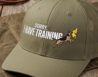 Gestickte IGP/Schutzhund Hund Agility Trucker-Hutmütze: Tut mir leid, ich habe Training, GSD Logo