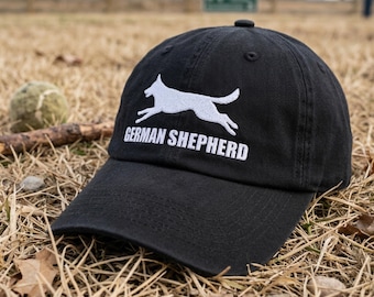 Gorra de agilidad para pastor alemán: Bordado blanco de la silueta de un pastor alemán en movimiento, artículo de merchandising para entrenadores.
