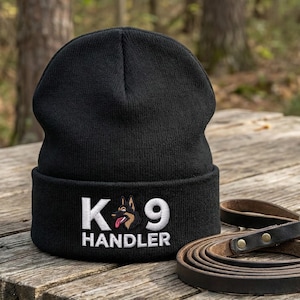 Broderad K9 Handler-mössa: Stickad polishundmössa, siluett av schäferhund