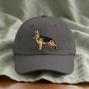 Gorra de pastor alemán bordada: postura de exhibición canina, regalo para amantes, dueños, entrenadores y cuidadores de pastores alemanes. Dark Grey
