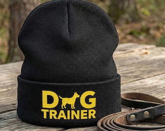 Hundetrainer Strickmütze mit goldgelbem Schriftzug und Hundesilhouette-Stickerei