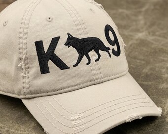 Gestickte K9 Distressed Hat: Schwarzer Schäferhund Silhouette, Geschenk für Polizei, Hundetrainer