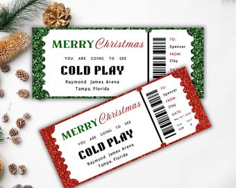Può includere: Due biglietti a tema natalizio con bordi glitterati verdi e rossi. I biglietti recitano "MERRY Christmas" e "COLD PLAY" con la sede a Tampa, Florida. Un biglietto è verde, l'altro rosso.