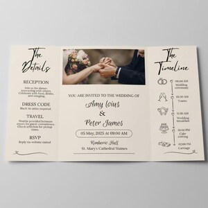Puede incluir: Invitaci&oacute;n de boda crema, dise&ntilde;o tr&iacute;ptico. Presenta una foto central de manos intercambiando anillos. Incluye detalles como la fecha, hora y lugar de la boda, junto con una l&iacute;nea de tiempo e informaci&oacute;n de RSVP.