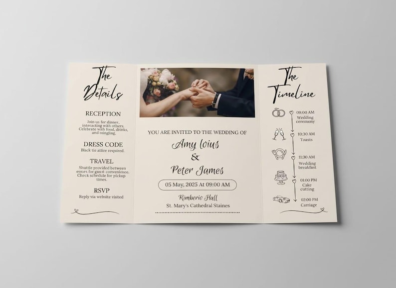 Puede incluir: Invitaci&oacute;n de boda crema, dise&ntilde;o tr&iacute;ptico. Presenta una foto central de manos intercambiando anillos. Incluye detalles como la fecha, hora y lugar de la boda, junto con una l&iacute;nea de tiempo e informaci&oacute;n de RSVP.