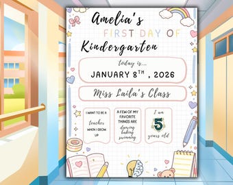 Op de afbeelding: Een gepersonaliseerd kleuterschoolbord met de tekst "Amelia's First Day of Kindergarten". Het bord bevat de datum 8 januari 2026 en "Miss Laila's Class". Het vermeldt ook favoriete dingen en ambities, met regenboog- en potloodillustraties.