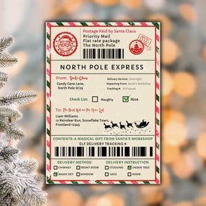 Puede incluir: Una tarjeta con temática navideña con un diseño de sello postal vintage. La tarjeta dice "North Pole Express" e incluye detalles como la dirección del destinatario, una marca de verificación "Nice" y "Un regalo mágico del taller de Santa Claus."
