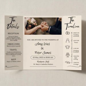 Puede incluir: Una invitaci&oacute;n de boda tr&iacute;ptica con una foto de una pareja intercambiando anillos. La invitaci&oacute;n incluye detalles, una l&iacute;nea de tiempo y los nombres de Amy loius y Peter James, con la fecha del 5 de mayo de 2025.