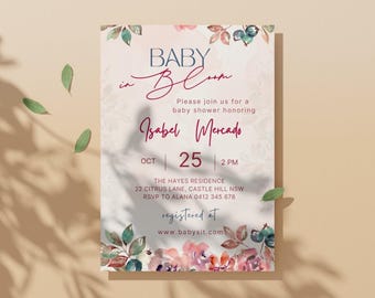 Op de afbeelding: Babyborrel uitnodiging met bloemaccenten. De uitnodiging toont de tekst "Baby in Bloom" en details voor de babyborrel van Isabel Mercado op 25 oktober om 14.00 uur. Het ontwerp bevat aquarelbloemen en bladeren.