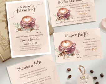 Op de afbeelding: Uitnodiging en kaarten voor een babyshower met een koffiethema. De uitnodiging luidt "A baby is brewing" en bevat details over het evenement. Andere kaarten bevatten verzoeken om boeken en een luierloterij. Een pot koffiebonen is ook aanwezig.