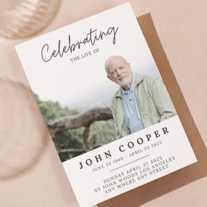Może przedstawiać: Karta pamiątkowa z napisem "Celebrating The Life Of" i zdjęciem starszego mężczyzny. Karta zawiera imię i nazwisko "JOHN COOPER", daty urodzenia i śmierci oraz szczegóły wydarzenia.