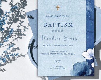 Op de afbeelding: Een doopuitnodiging met een blauw aquarelontwerp. De tekst bevat "Doop van onze zoon Theodore James" en evenementdetails. Een gouden kruis en bloemaccenten maken het ontwerp compleet.