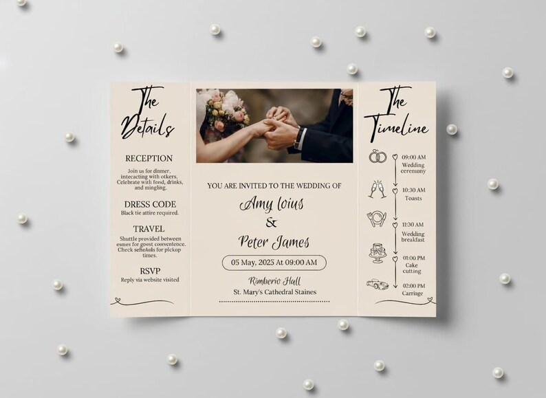 Puede incluir: Una invitaci&oacute;n de boda tr&iacute;ptica con fondo crema y escritura elegante. La invitaci&oacute;n incluye detalles, una l&iacute;nea de tiempo y una foto de una pareja. La invitaci&oacute;n est&aacute; decorada con perlas.
