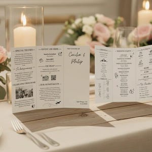 以下が含まれることがあります： 「Cecilia & Philip」の名前が印刷された、三つ折りのウェディングプログラム。特別な感謝、ゲストアワード、ウェディングパーティー、楽しい事実のセクションが含まれています。木製のテーブルの上に置かれ、背景には花の装飾があります。